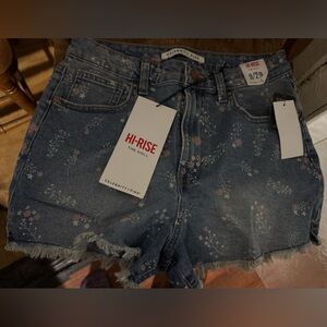 Women’s NWT Celebrity Pink size 9 blue jean shorts with flowers